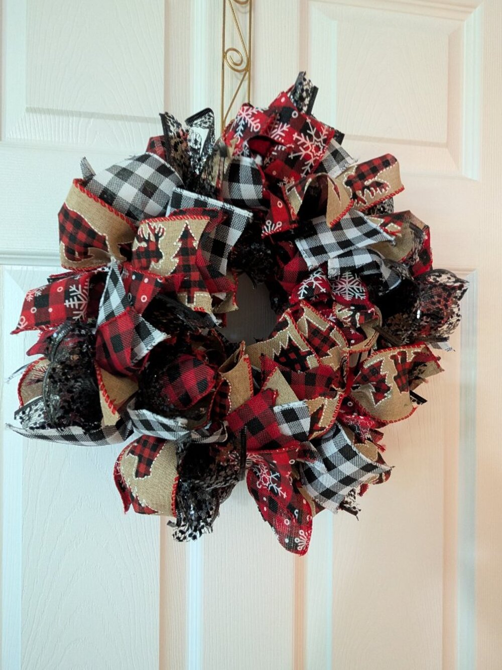 Medium-sized Christmas-themed Ribbon Wreath